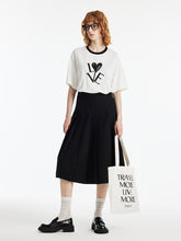 A lady wears a white T-shirt.